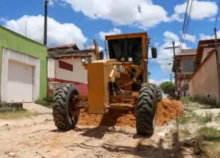 Prefeitura de Teixeira faz patrolamento nos bairros Eixo Sul, Kaikan Sul e Jardim Beira Rio