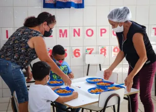 Nutricionista da prefeitura confere a variedade da merenda escolar oferecida aos alunos do município de  Teixeirade Freitas