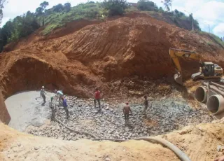 Prefeitura de Teixeira prossegue com obra na ladeira do Colina Verde