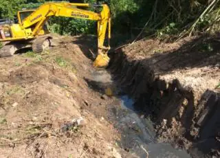 Prefeitura de Teixeira realiza limpeza e desassoreamento do Córrego do Penteado
