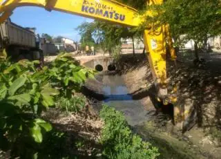 Prefeitura de Teixeira realiza limpeza preventiva no Córrego do bairro Monte Castelo