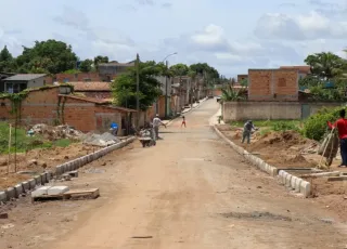 Prefeitura de Teixeira realiza processo de pavimentação em rua no Castelinho