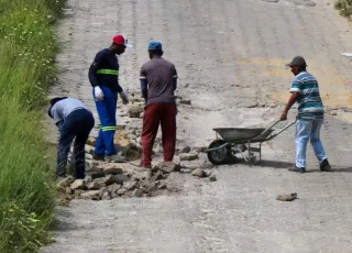 Prefeitura de Teixeira realiza recomposição da Avenida Bernardino Figueiredo