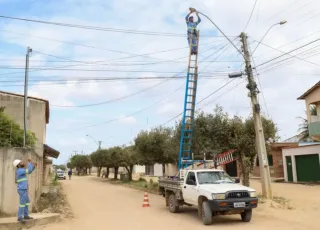 Prefeitura de Teixeira realiza trabalho de manutenção da iluminação pública pela cidade