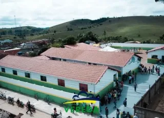 Prefeitura de Vereda entrega obras de reforma da Escola Eujácio Simões e ônibus e trator zero km para a comunidade