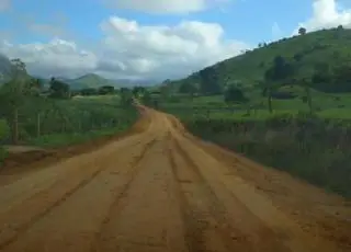 Prefeitura de Vereda realiza melhoramento e recuperação de pontos críticos na estrada que liga a sede aos distritos da Prata e Piau