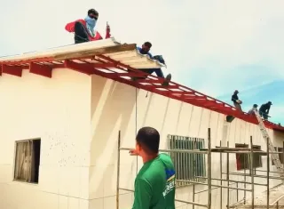 Prefeitura de Vereda realiza troca de telhado em escola municipal para garantir mais segurança