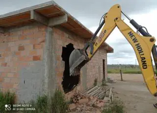 Prefeitura derruba casas construídas em terreno irregular doado pela gestão anterior em Medeiros Neto