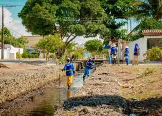 Prefeitura do Prado inicia mutirão de limpeza nas valas do município