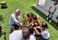 Prefeitura e EMBASA levam ação ambiental com plantio de mudas nativas e frutíferas a Escola Ismar Teixeira Guedes em Mucuri