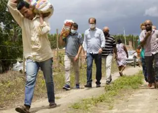 Prefeitura entrega cestas básicas às famílias do bairro Padre Apparecido