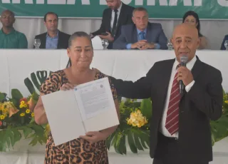 Prefeitura entrega títulos de propriedade a moradores de Ibirapuã