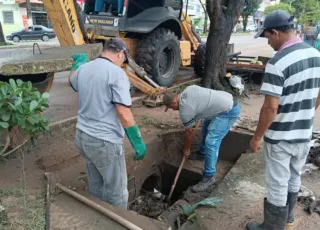 Prefeitura executa limpeza de canais em ruas teixeirenses