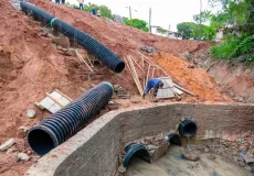 Prefeitura executa obra de drenagem na Avenida Estados Unidos para prevenir erosões em Teixeira de Freitas
