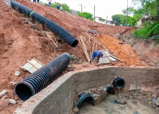 Prefeitura executa obra de drenagem na Avenida Estados Unidos para prevenir erosões em Teixeira de Freitas