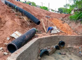 Prefeitura executa obra de drenagem na Avenida Estados Unidos para prevenir erosões em Teixeira de Freitas