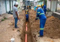 Prefeitura de Teixeira de Freitas implementa rede de esgoto em rua do Tancredo Neves