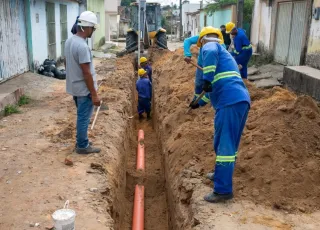 Prefeitura de Teixeira de Freitas implementa rede de esgoto em rua do Tancredo Neves