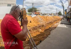 Prefeitura inicia implantação de drenagem antes da pavimentação da Rua Mauá em Teixeira de Freitas