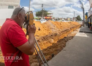 Prefeitura inicia implantação de drenagem antes da pavimentação da Rua Mauá em Teixeira de Freitas