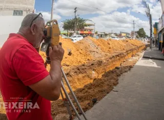 Prefeitura inicia implantação de drenagem antes da pavimentação da Rua Mauá em Teixeira de Freitas