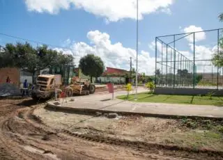 Prefeitura inicia preparação para asfaltar entorno da praça do Tancredo Neves