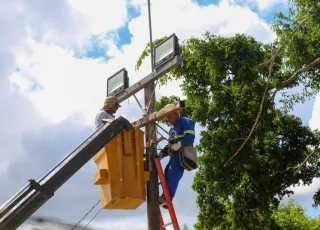 Prefeitura instala refletores de LED em campo de Teixeira de Freitas