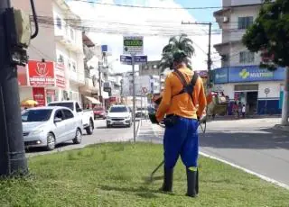 Prefeitura intensifica ações de limpeza em canteiros e praças da cidade