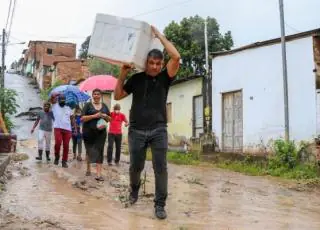 Prefeitura leva alimentos a famílias afetadas pelas fortes chuvas em Teixeira de Freitas