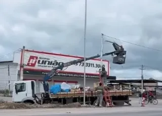 Prefeitura Municipal de Teixeira de Freitas instala semáforos na BR-101 para reforçar segurança no trânsito