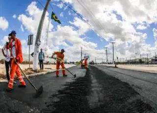 Prefeitura Municipal de Teixeira de Freitas realiza asfaltamento em trecho final da Av. São Paulo