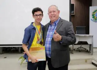 Prefeitura premia estudantes aprovados na 1ª etapa das Olimpíadas Brasileiras de Matemática e Língua Portuguesa