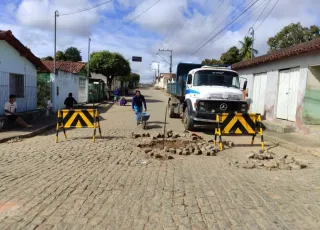 Prefeitura prepara Rua 2 de Julho para ser asfaltada, em Itanhém