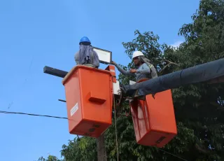 Prefeitura realiza a instalação de lâmpadas de LED em campo de Teixeira de Freitas