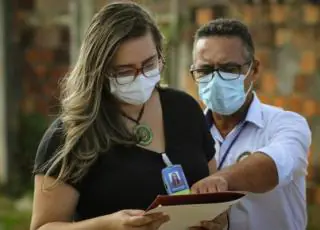 Prefeitura realiza ação na Escola Professora Geni Abutrabe visando legalização de imóveis do bairro Colina Verde