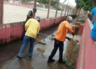 Prefeitura realiza limpeza do campo de futebol do bairro Tancredo Neves para realização de campeonato