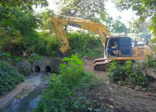 Prefeitura realiza limpeza do Córrego São Lourenço