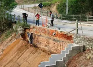 Prefeitura realiza obras de recuperação de encosta e calçada da ladeira da Avenida Padre Anchieta