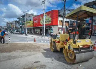 Prefeitura realiza obras de tapa-buracos na rótula da padaria Pão Gostoso