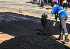 Prefeitura realiza Operação Tapa Buraco em vias de Teixeira de Freitas