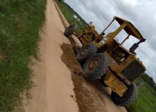 Prefeitura realiza patrolamento da estrada que liga a BA-290 a comunidade da Bela Manhã