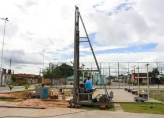 Prefeitura realiza perfuração de poço artesiano para conclusão de banheiro e construção de chafariz no bairro Tancredo Neves