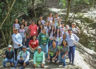 Prefeitura realiza visita técnica na nascente do Córrego Charqueada com estudantes de Teixeira de Freitas