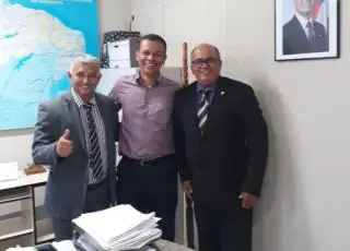 Presidente da Câmara de Vereadores e o Prefeito de Caravelas vão à Salvador em busca de melhorias para o município