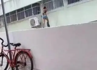 Presidiária com a perna engessada foge pela janela do banheiro do hospital em Linhares