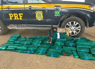 PRF apreende 132 quilos de drogas e fuzil durante fiscalização na BR-116, em Feira de Santana