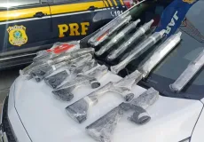 PRF apreende arsenal com sete fuzis e 12 carregadores em Teresópolis; Armas iriam para Porto Seguro