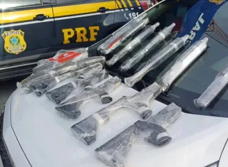 PRF apreende arsenal com sete fuzis e 12 carregadores em Teresópolis; Armas iriam para Porto Seguro