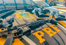 PRF apreende arsenal de armas em veículo durante fiscalização em Barreiras