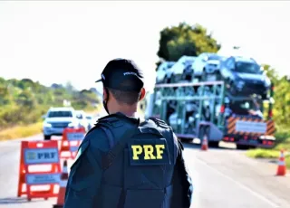 PRF apreende caminhões com carregamento de madeira furtado